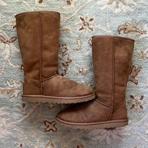 UGG Classic Tall Suede Boots 👢 size 8